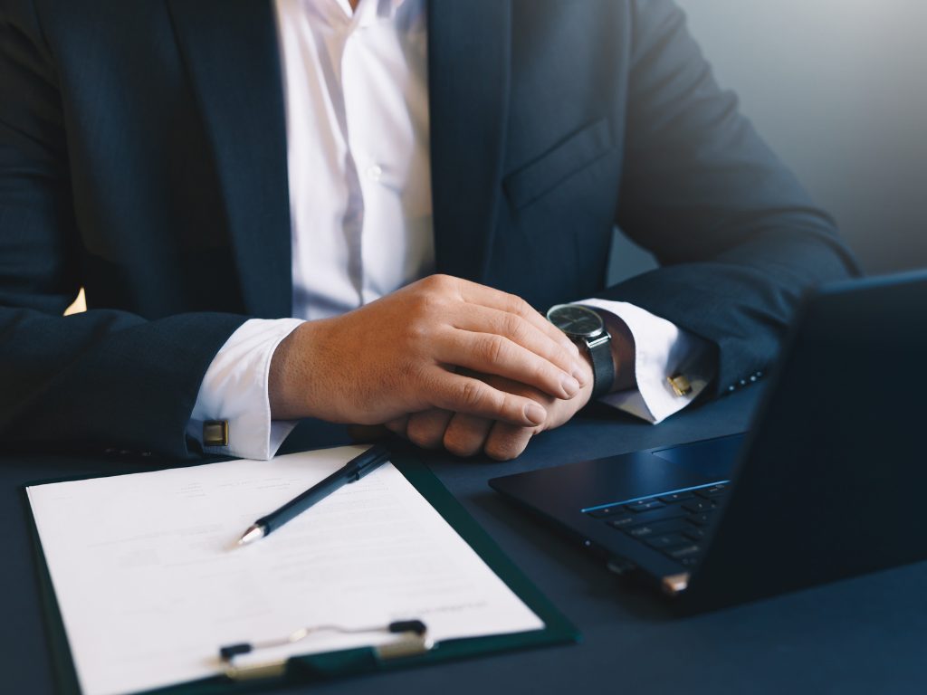 Empreendedor trabalhando no notebook